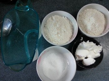 step2: 將(A水油皮材料):高筋麵粉75g,底筋麵粉75g,砂糖15g,固體菜油/固體豬油60g,食用開水60g搓勻成粉糰(此份量可做16個酥餅)