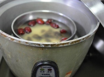 step4: 放入我們家的瑰寶-大同電鍋 外鍋水約4碗水