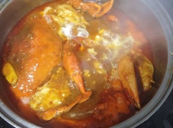 step11: 將盒佈的調配粉(我估其實係生粉)，加30ml水拌勻，再倒入鑊內
灑上蔥段，將2隻雞蛋發勻，倒入鑊內，熄火