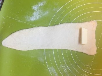 step4: 將粉團碌長，每份包入15g牛油。