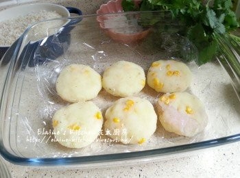 step5: 將適量的餡料搓成圓形再稍為壓平 , 器皿內加一層保鮮紙墊 , 放上薯餅