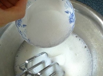 step5: 蛋白霜：
將攪拌盆內的蛋白用[電動]打蛋器打至
 蛋白開始發泡加入1/3細砂糖，繼續打發。