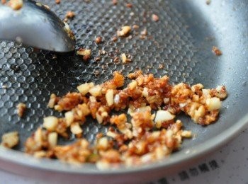 step11: 另外備一鍋少少熱油，把蒜末及豆酥慢慢炒成焦香