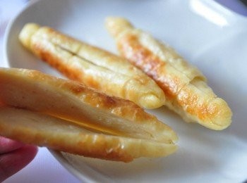 step6: 將麵腸以刀子畫開一刀