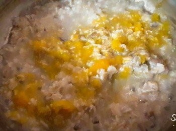 step2: 鍋子中加入5匙水 , 把大燕麥片和煮滾 , 再煮約一分鐘 , 加入南瓜泥