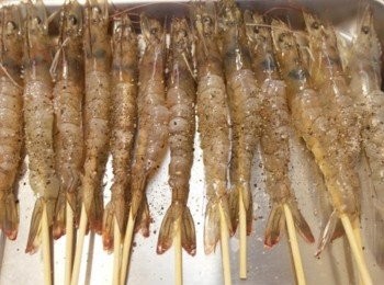 step1: 將蝦子洗淨去殼留頭尾~~用竹籤從尾巴穿入!! 撒上少許的鹽和黑胡椒!!!