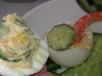 step13: 將挖空的蛋白，盛入適量沙拉並擺入一隻甜蝦