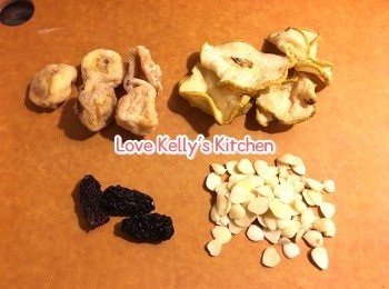 step1: 將所有材料洗乾淨，水滾後下材大火煲10分鐘，之後轉細火煲30分鐘，熄火焗30分鐘完成