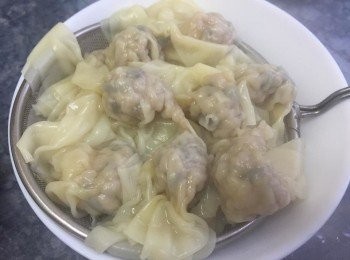 step5: 用篩隔去雲吞水份