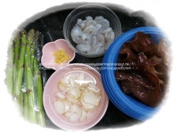 step1: 將蝦去殼、去腸，洗淨，印乾水份，伴入醃料醃約20分鐘。