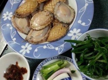 step7: 準備好所有材料,蔥洗淨切段,蔥白部份分開用