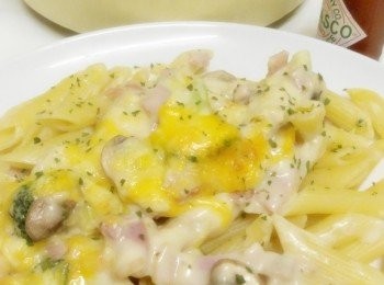 step6: 烤的時間必須要以自己的烤箱熱情度觀察（乳酪Cheese成金黃色即可）。然後盛盤，這就完成美味的白醬意大利麵咯！