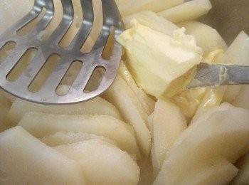 step3: 將水倒掉（剩下一些沒有關係），加上牛油、壓成薯泥