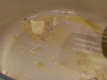 step2: 牛油一半起鑊爆乾蔥蓉,另一半備用。