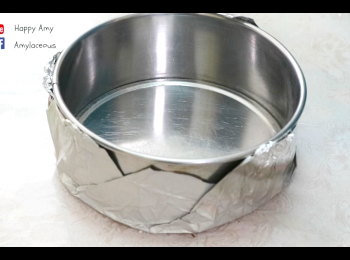 step9: 蛋糕模內薄薄塗抹上一層油，再用錫紙包好底部防止入水。