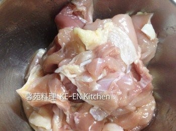 step1: 雞腿切成8塊加入調味料醃30分備用 調味料：蛋白1個、鹽1/2小匙、糖1小匙、白胡椒粉少許、太白粉適量、酒1大匙、蒜泥1/2大匙、薑泥1/2大匙