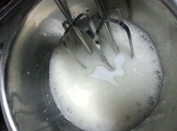 step8: 分數次加入糖打勻