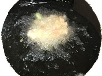 step8: 油溫不可以太高，用湯杓舀起材料放入油鍋中炸至金黃。(可加高油溫再回鍋炸第二次口感會更為酥脆之外，還可以逼出多餘的油)