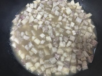 step4: 加水(可用瑤柱水等代替)及五香粉煮芋頭約5-6分鐘，岩岩淋即可熄火