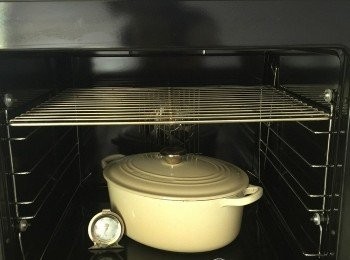 step3: 取出回溫，分割、休息20分鐘
做型後發大約1.5小時
連鐡煲加蓋250度焗15分，取走蓋轉200度，多焗15分鐘上色