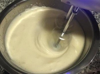 step6: 底下墊熱水以低速打發全蛋液，一開始全蛋霜顏色呈鵝黃色。