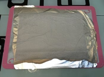 step3: 錫紙上放上一張牛油紙，把雪糕放上蛋糕上,卷成圓柱形。然後放入冰箱冷藏3小時，便可切件完成。