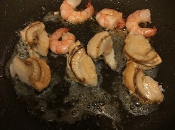 step3: 中大火燒熱油鍋，把海鮮大火煎至金黃色，然後反轉煎，拿起備用。不用把海鮮煮至全熟，但想煎香表面。