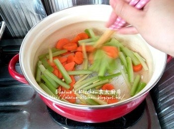 step4: 煲內放入少許油燒熱 , 加入西芹段 , 甘旬片及薑絲爆香