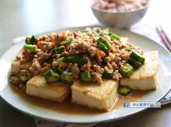 step5: 把炒好的材料淋在煎好的豆腐上，完成。