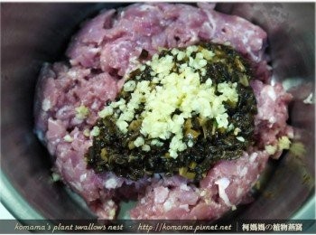 step8: 將已剁碎的蒜頭，也放入至鍋具中。