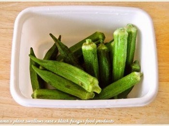 step2: 以小刀切除秋葵上方的蒂頭及稜角邊緣，再先用鹽巴搓洗，用清水洗淨後，再放入加了少許鹽巴的滾水中，入鍋汆燙約2分鐘，撈起後泡冰水備用。