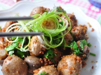 step4: 起鍋擺盤，再夾上一點點蔥絲