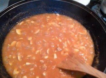 step6: 煮滾後一次加入鹽，冰糖煮約8~~10分鐘後試味道(需要略鹹一些因為要再扮麵或飯，)顏色可以加入醬油略調顏色即可。關火後帶涼後可分裝約一份份，放冷藏約3，4天，放冷凍約可儲藏約20天