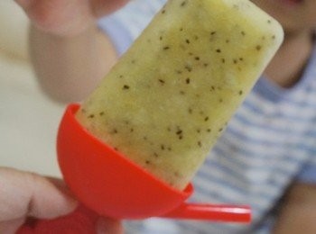 step6: 放入冰格雪大約四個鐘頭左右，我地嘅金奇異果雪條可以食得啦！

由於雪到好冰硬，所以建議係甩雪條模時先用室溫水浸一分鐘，咁就可以好完整甩出嚟啦~