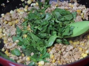 step11: 下調味，炒至豬肉熟，加入金不換兜勻。