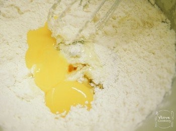 step5: 加入蛋黃, 雲呢拿油