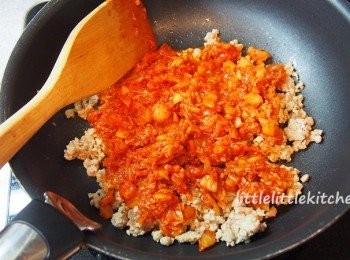 step1: 免治肉先用生抽，胡椒粉，糖，麻油調味，下油炒至8成熟