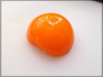 step5: 原食譜是蘋果 :蘋果削皮，切成一半，用刨心器取出芯。