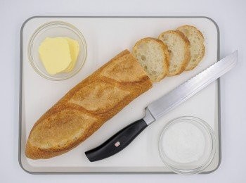 step1: 將【依思尼 Isigny Ste Mère】發酵奶油稍微回溫備用。法棍麵包切成0.8-1公分的厚度。