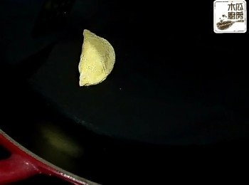 step5: 輕輕壓下邊緣位置，令蛋皮黏合，兩邊略煎即可