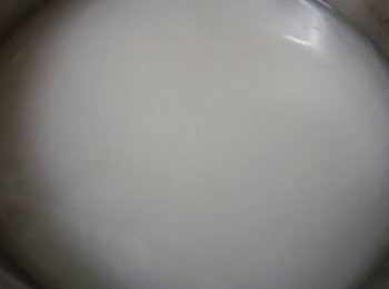 step6: 加入2/3鍋的清水 , 外鍋加入二杯水 , 按開關