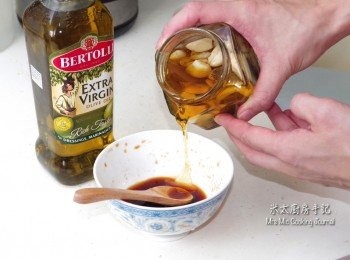 step7: <span class="group_2">拌麵汁</span>在碗中攪勻。