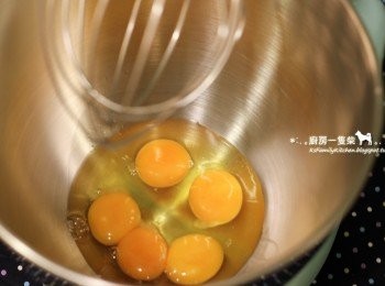 step3: 將回復至室溫的3顆蛋黃+2顆全蛋，放入攪拌盆中，以低速混合。
