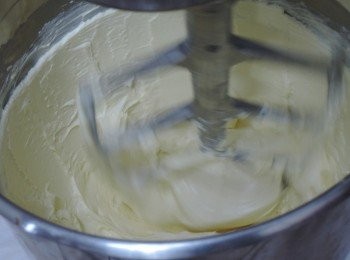 step1: 奶油乳酪放入攪拌器中打軟，沒有攪拌器的人可以用湯匙壓碎後，慢慢攪拌