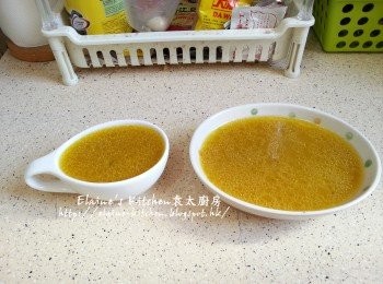 step9: 鑊中的汁料分開兩份 , 一份用來煮菜飯 , 一份用來拌手撕雞