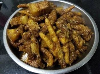 step9: 做法：

五花腩已放湯 1 小時煲熟，取出後稍為放涼切件備用。
鳳爪用薑片，黃酒拖水去除多餘油，隔去水份切開一半。

燒紅油鑊煎香腩肉，放入蒜頭，乾蔥，再放入薑片
老抽，瑞士雞汁，糖，雞粉，辣椒碎，加 1 碗水
中細火燜至半碗水，少少麻油，將鳳爪放入轉細火慢慢燜至收汁，完成。