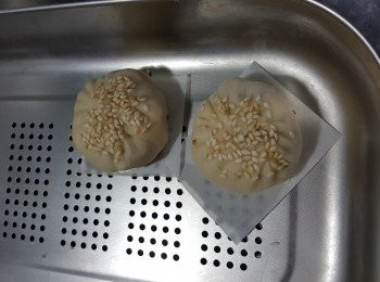 step19: 將包好餡的包面沾上炒香的芝麻,放在牛油紙上