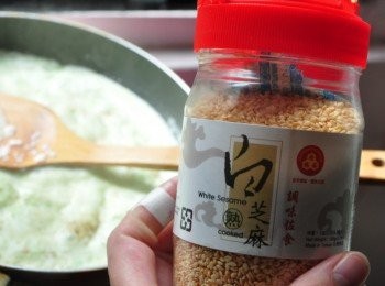 step9: 最後灑些白芝麻入鍋更健康與增加口感，然後調味即可