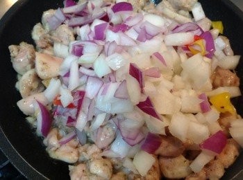 step2: 加入洋蔥、紫色洋蔥炒出香氣，塩、胡椒粉調味，取出