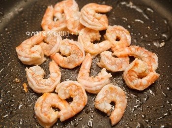 step3: 起油鍋，將蝦仁下鍋煎至約5分熟後起鍋備用。